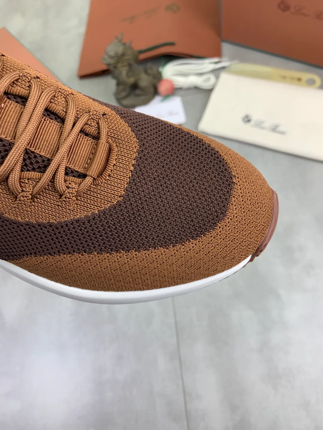 Men's men's shoes 💰P542 New style 💰High quality The latest casual shoes Loro Piana 💯Top grade💯Buy the original copy💯 Founded the existing Loro Piana company on April 24, 1924. The family has been operating for the sixth generation, providing top quality products to customers who are discerning in taste and quality. Imported original fly woven fabrics with cowhide fabric, plain calfskin lining, hand-stitched threads with cowhide feet, original packaging, high-end outsole, size: 38-46, multiple colors available, complete package